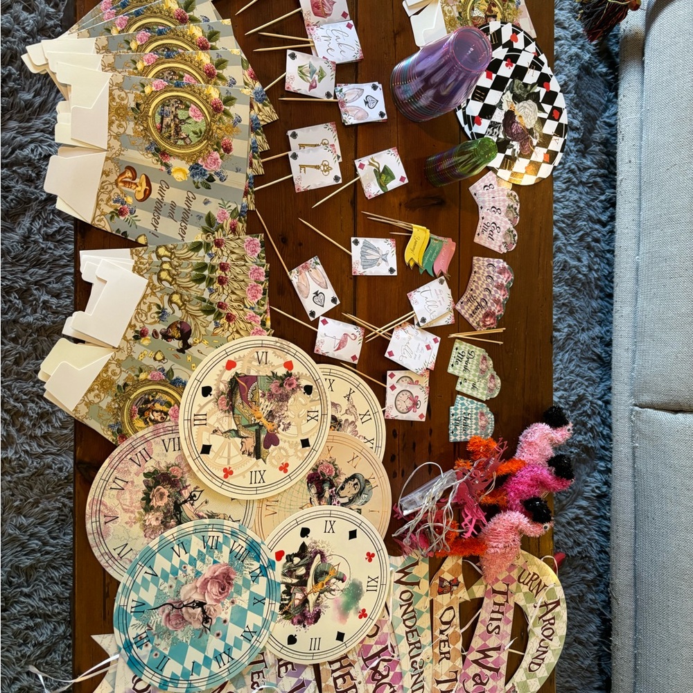 Alice in Wonderland Party Supplies Set